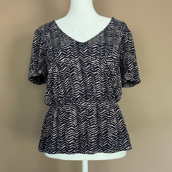 {Lucky Brand} Abstract Chevron Print Peplum Blouse in Navy & Tan - Medium - NWT - Picture 1 of 8